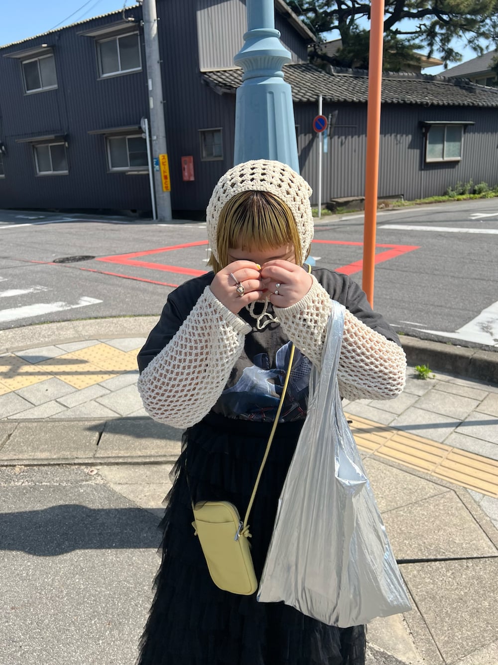 「休日スタイル、レイヤードスタイル、カジュアルガーリー、オトナカジュアル、バブーシュカ、E.T.、Tシャツ、チュールスカート、スニーカー、スニーカーコーデ、スマホショルダー、エコバッグ、トートバッグ、BIRTHDAY BAR」|「CIAOPANIC TYPYの【UniversalxTYPY】フォトTee(Tシャツ/カットソー、ブラック系)」を使った、ちゃみまる🐶さん(レディース・146cm)の春コーディネートの3枚目の写真