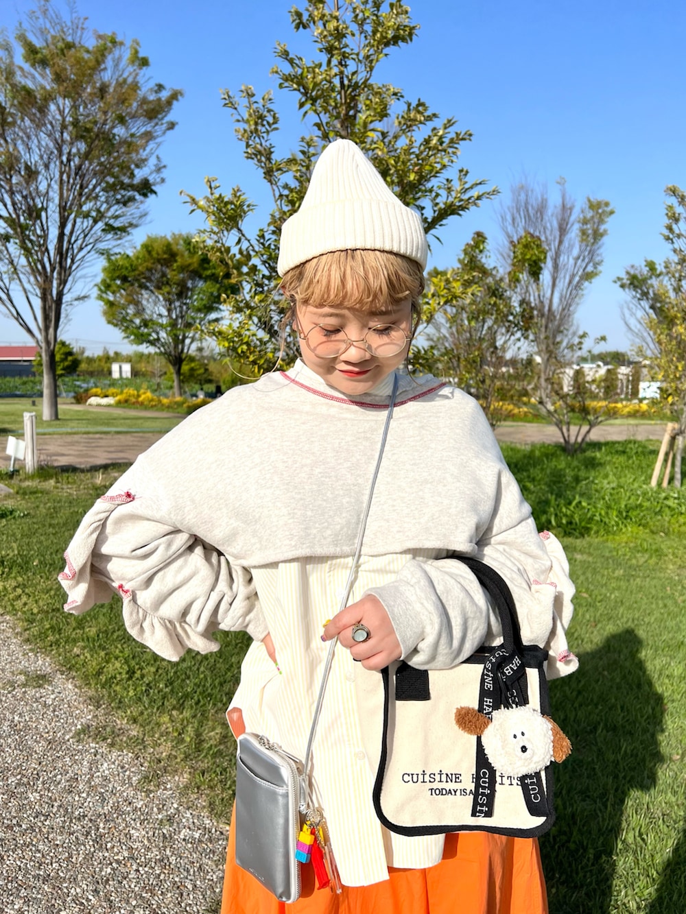 ホワイト系のトートバッグ、シルバー系のショルダーバッグ、グレー系のスウェットを着用したレディースの春コーディネートの2枚目の写真