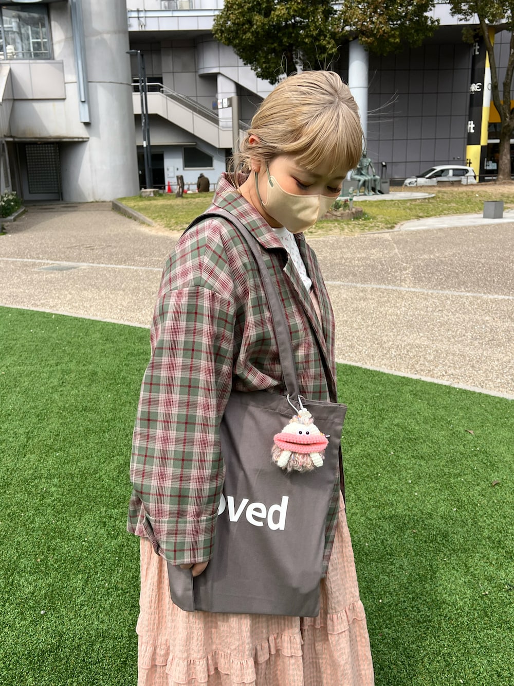 「春コーデ、春服、春カラー、カジュアルコーデ、大人カジュアル、低身長コーデ、グレー、トートバッグ、チェック、ジャケット、ワンピース、スニーカー、New Balance、BIRTHDAY BAR、いまどきジャケット写真」|「ActuallyのCOLORFUL スクエアロゴトート(トートバッグ、グレー系)」を使った、ちゃみまる🐶さん(レディース・146cm)の春コーディネートの3枚目の写真