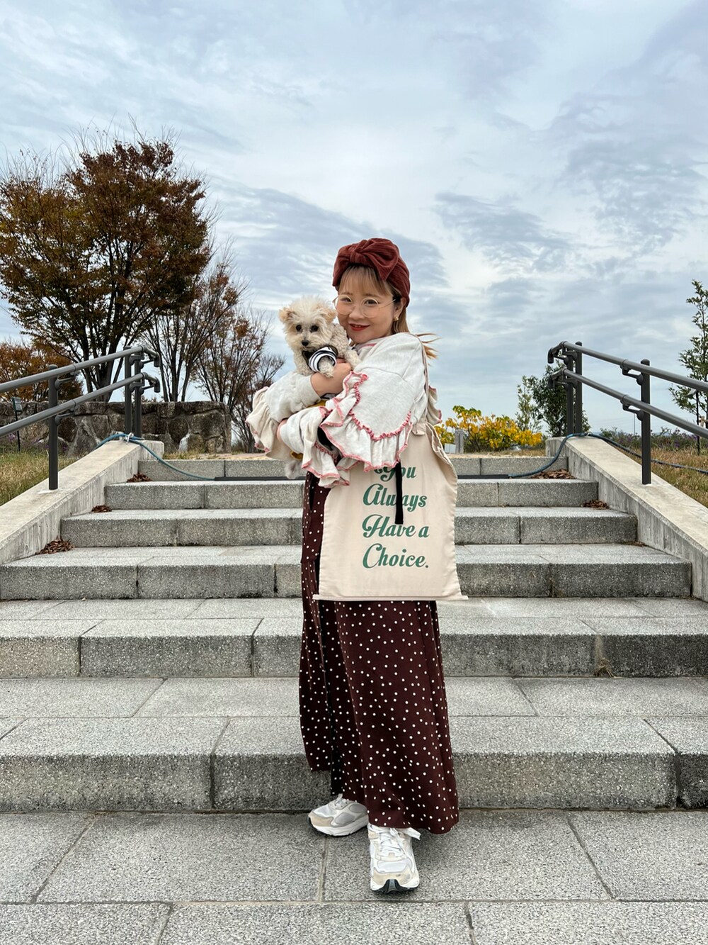 その他のエコバッグ/サブバッグ、グレー系のスウェット、ブラウン系のワンピースを着用したレディースの秋コーディネートの2枚目の写真