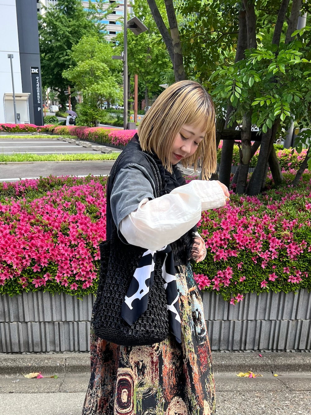 「古着MIX、個性派、レイヤードスタイル、低身長コーデ、シアートップス、Tシャツ、フリル、スカート、スカーフ、エコバッグ、シルバー、BIRTHDAY BAR」｜「BIRTHDAY BARのとっさにスカーフ（バンダナ/スカーフ、ホワイト系）」を使った、ちゃみまる🐶さん（レディース・146cm）の春コーディネートの4枚目の写真