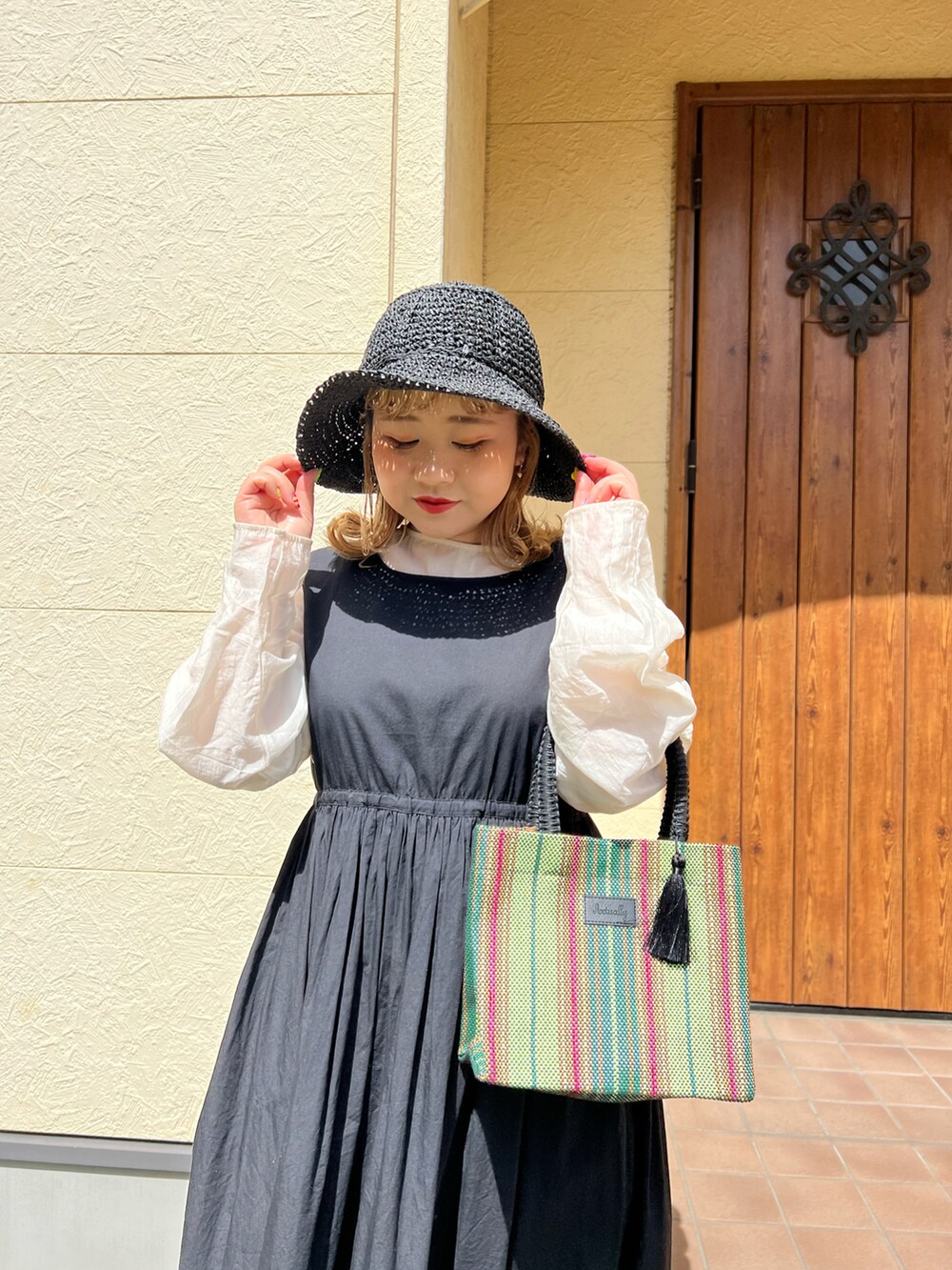 「シンプルコーデ、春コーデ、春服コーデ、低身長、低身長コーデ、低身長女子、カジュアル、大人カジュアル、ペーパーハット、ハット、ワンピース、グルカサンダル、GU、トートバッグ、BIRTHDAY BAR」｜「Actuallyの手編みペーパーハット（ハット、ブラック系）」を使った、ちゃみまる🐶さん（レディース・146cm）の春コーディネートの2枚目の写真