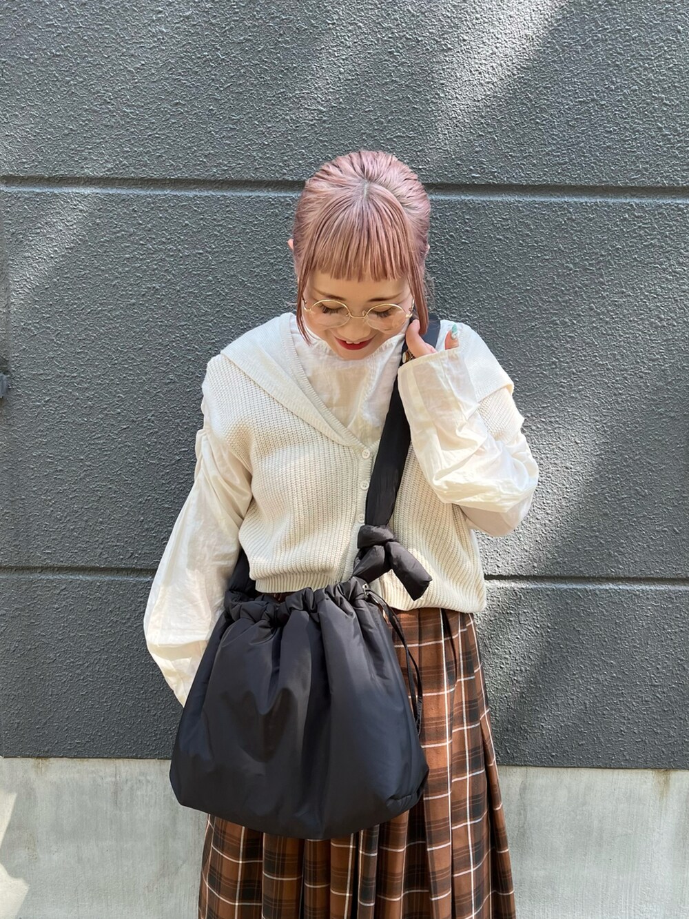 「秋コーデ、大人カジュアル、レイヤードスタイル、低身長コーデ、低身長女子、メガネ女子、丸メガネ、シアートップス、ニットベスト、セーラー襟、ブラウン、チェック、ストラップシューズ、ショルダーバッグ、BIRTHDAY BAR」｜「Actuallyの中綿2wayトート（ショルダーバッグ、ブラック系）」を使った、ちゃみまる🐶さん（レディース・146cm）の秋コーディネートの2枚目の写真