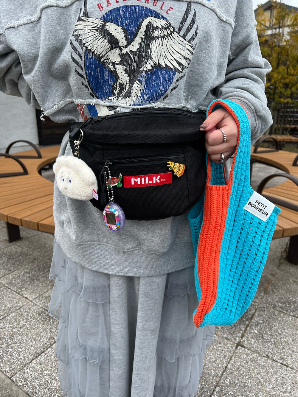「休日スタイル、春服、リラックススタイル、スウェット、グレー、ニット帽、スニーカー、ウエストポーチ、ニットバッグ、BIRTHDAY BAR」｜「Actuallyの透かし編みミニニットバッグ（ハンドバッグ、ブルー系）」を使った、ちゃみまる🐶さん（レディース・146cm）の春コーディネートの2枚目の写真