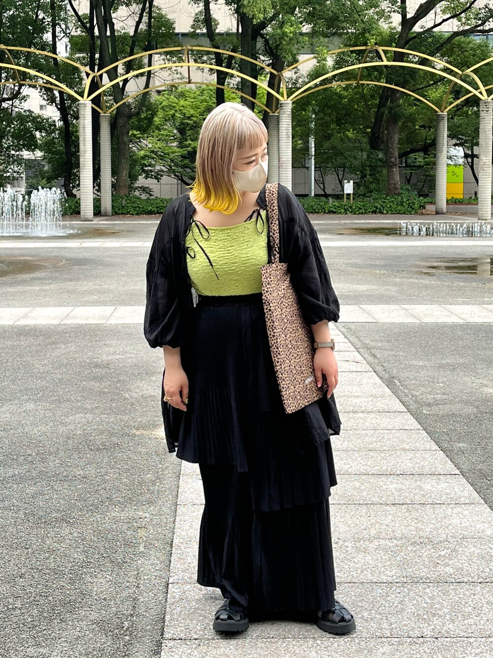 ブラック系のスカート、ブラウン系のエコバッグ/サブバッグ、ブラック系のシャツ/ブラウスを着用したレディースの夏コーディネートの2枚目の写真