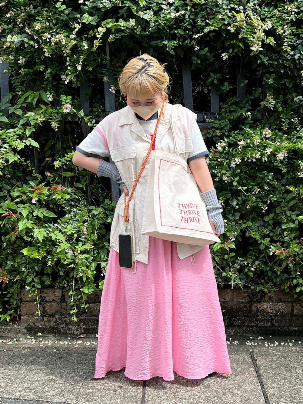 「着回しコーデ、秋コーデ、今日のコーデ、ootd、トートバッグ、スマホストラップ、ワンピース、ワンピーススタイル、シアーワンピース、ピンク、ベスト、アームウォーマー、BIRTHDAY BAR」｜「BIRTHDAY BARのTHRIVE ロゴトートバッグ（トートバッグ、ホワイト系）」を使った、ちゃみまる🐶さん（レディース・146cm）の秋コーディネートの4枚目の写真