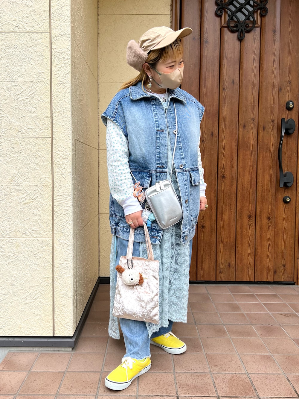 「春コーデ、レイヤードスタイル、ブルーコーデ、カラーコーデ、カジュアル、低身長コーデ、キャップ、Gジャン、ワッフル、スマホショルダー、トートバッグ、スニーカーコーデ、VANS、BIRTHDAY BAR、いまどきジャケット写真」｜「Actuallyのフェイクレザー モバイルポーチ / スマホショルダー（ショルダーバッグ、シルバー系）」を使った、ちゃみまる🐶さん（レディース・146cm）の春コーディネートの2枚目の写真