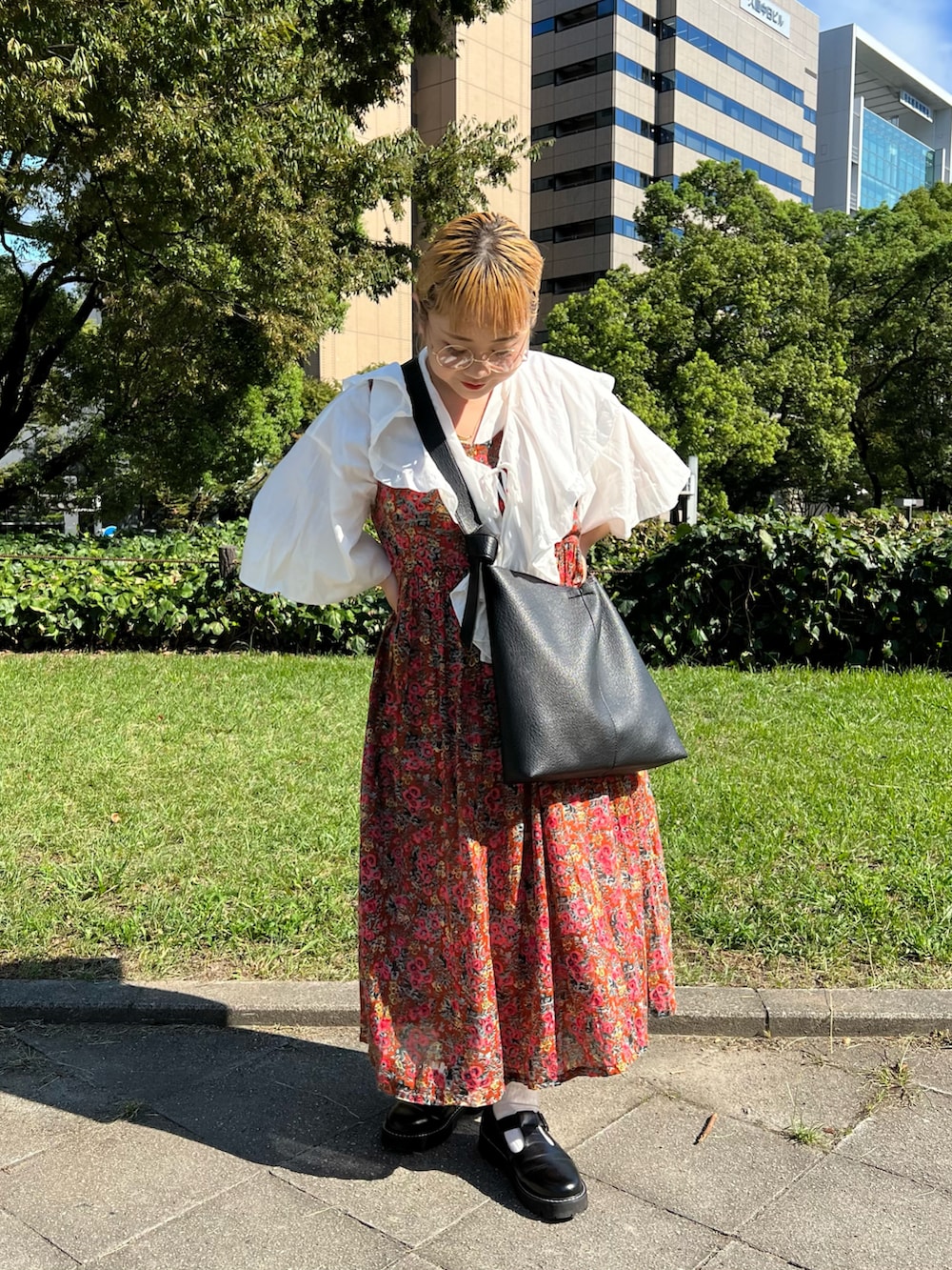 「出勤コーデ、秋のコーデ、レイヤードスタイル、古着MIX、カジュアルガーリー、低身長、低身長コーデ、低身長女子、ブラウス、花柄ワンピース、ローファー、丸メガネ、ヘアアレンジ、ショルダーバッグ、BIRTHDAY BAR」｜「Actuallyのフェイクレザー ワイドベルト ショルダーバッグ（ショルダーバッグ、ブラック系）」を使った、ちゃみまる🐶さん（レディース・146cm）の秋コーディネートの2枚目の写真