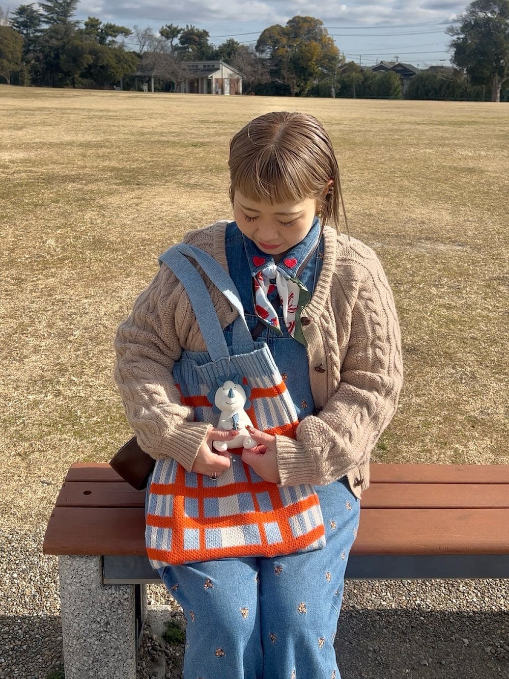 ブルー系のトートバッグ、その他のチャーム、その他のその他を着用したレディースの冬コーディネートの2枚目の写真