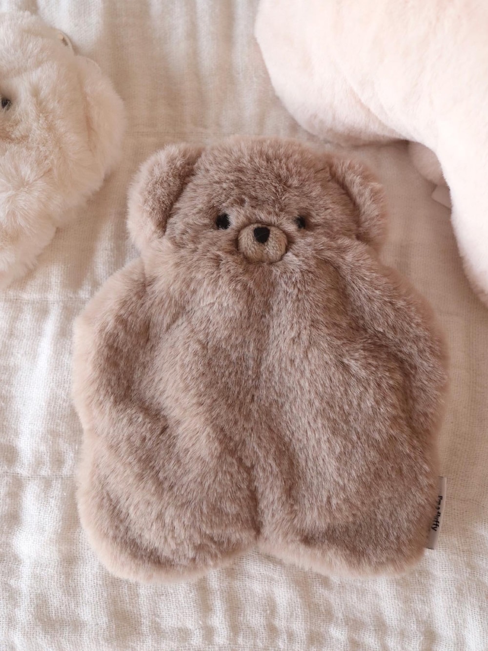 ピンク系のその他、ベージュ系のインテリア雑貨、ホワイト系のその他を着用したレディースの秋コーディネートの3枚目の写真