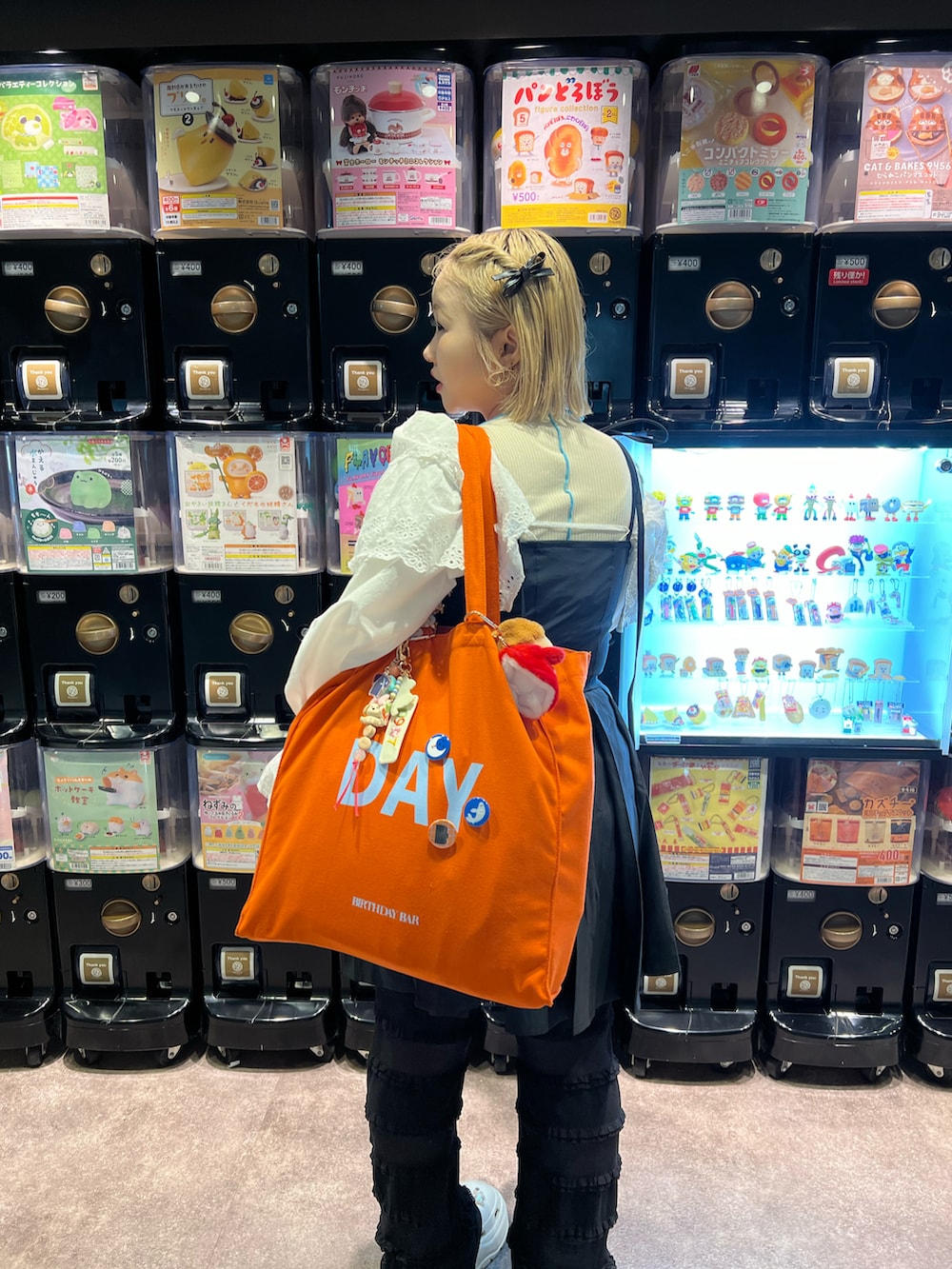 オレンジ系のトートバッグ、その他のその他を着用したレディースの春コーディネートの3枚目の写真