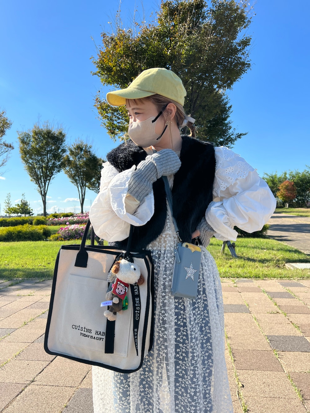 「秋コーデ、休日スタイル、低身長、低身長コーデ、低身長女子、古着MIX、ファーベスト、フリルブラウス、チュニック、キャップ、エアリフト、トートバッグ、スマホショルダー、AirPodsケース、BIRTHDAY BAR」｜「CUISINE HABITSのSQUARE TOTE スクエア トートバッグ（トートバッグ、ホワイト系）」を使った、ちゃみまる🐶さん（レディース・146cm）の秋コーディネートの2枚目の写真