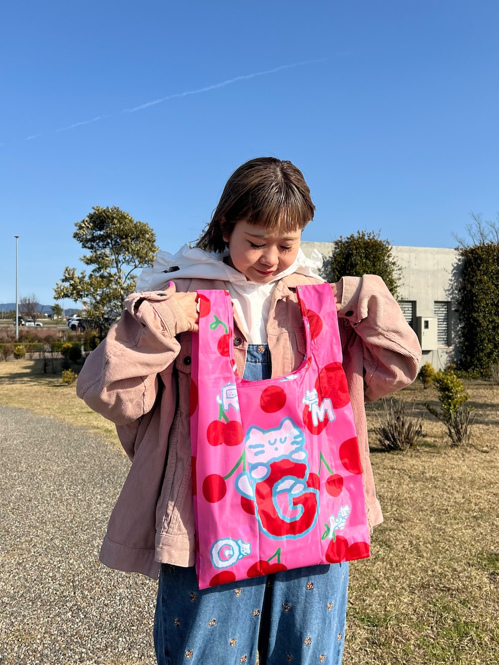 ピンク系のエコバッグ/サブバッグ、その他のその他を着用したレディースの春コーディネートの2枚目の写真