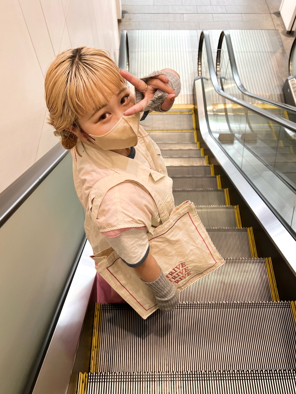 「着回しコーデ、秋コーデ、今日のコーデ、ootd、トートバッグ、スマホストラップ、ワンピース、ワンピーススタイル、シアーワンピース、ピンク、ベスト、アームウォーマー、BIRTHDAY BAR」｜「BIRTHDAY BARのTHRIVE ロゴトートバッグ（トートバッグ、ホワイト系）」を使った、ちゃみまる🐶さん（レディース・146cm）の秋コーディネートの3枚目の写真