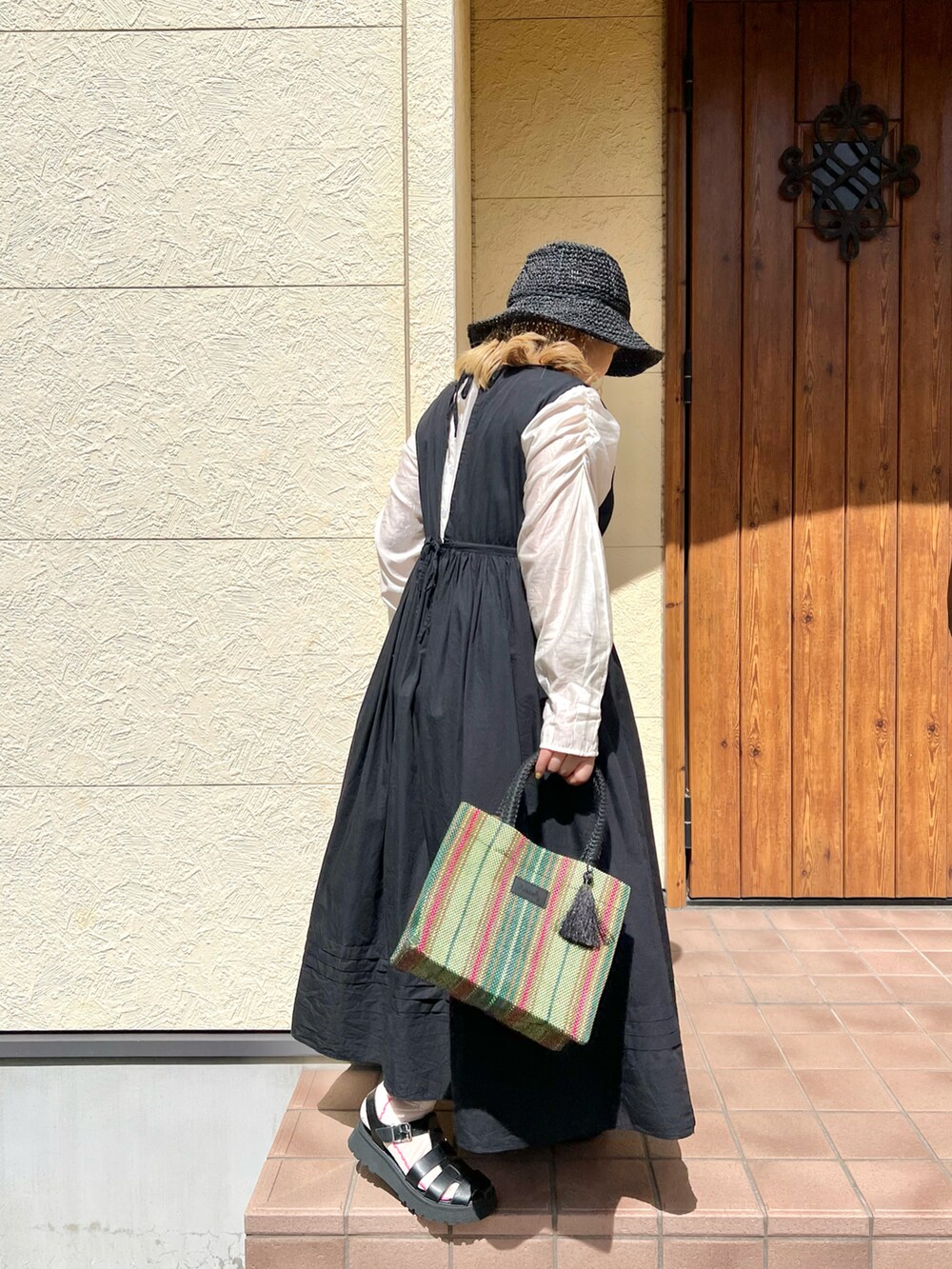 「シンプルコーデ、春コーデ、春服コーデ、低身長、低身長コーデ、低身長女子、カジュアル、大人カジュアル、ペーパーハット、ハット、ワンピース、グルカサンダル、GU、トートバッグ、BIRTHDAY BAR」｜「Actuallyの手編みペーパーハット（ハット、ブラック系）」を使った、ちゃみまる🐶さん（レディース・146cm）の春コーディネートの3枚目の写真