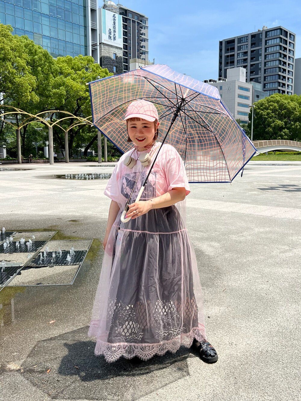 「雨の日コーデ、夏コーデ、レイヤードスタイル、低身長コーデ、ピンク、キャップ、レース、フリル、ワンピース、グルカサンダル、傘、チェック、スマホショルダー、BIRTHDAY BAR」｜「BIRTHDAY BARのクリアアンブレラ WAVY CHECK（長傘、ピンク系）」を使った、ちゃみまる🐶さん（レディース・146cm）の夏コーディネートの2枚目の写真