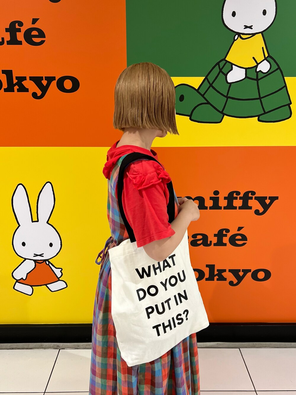 ホワイト系のトートバッグ、レッド系のTシャツ/カットソー、その他のワンピースを着用したレディースの夏コーディネートの2枚目の写真