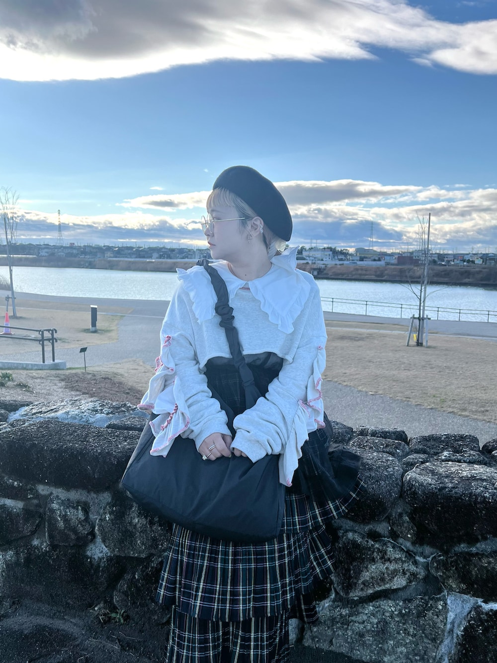 ブラック系のトートバッグ、ホワイト系のシャツ/ブラウス、グレー系のスウェットを着用したレディースの冬コーディネートの2枚目の写真