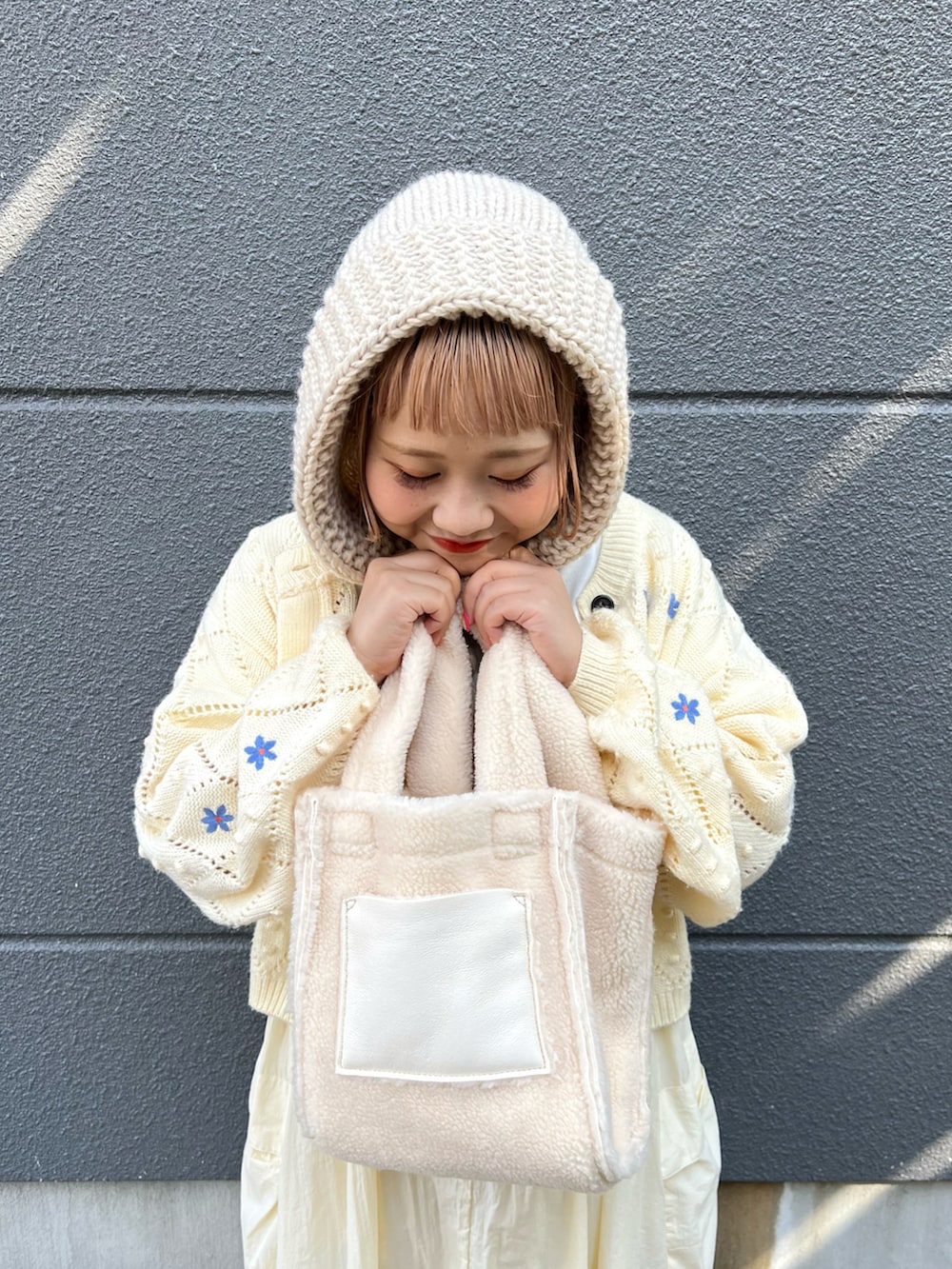 「ホワイト、ホワイトコーデ、カジュアルコーデ、大人カジュアル、レイヤードスタイル、低身長、低身長コーデ、バラクラバ、カーディガン、ワンピース、リバーシブル、トートバッグ、ボア、ムートン、BIRTHDAY BAR」｜「Actuallyのフェイクムートン×ボア  リバーシブルトート（トートバッグ、ホワイト系）」を使った、ちゃみまる🐶さん（レディース・146cm）の秋コーディネートの2枚目の写真