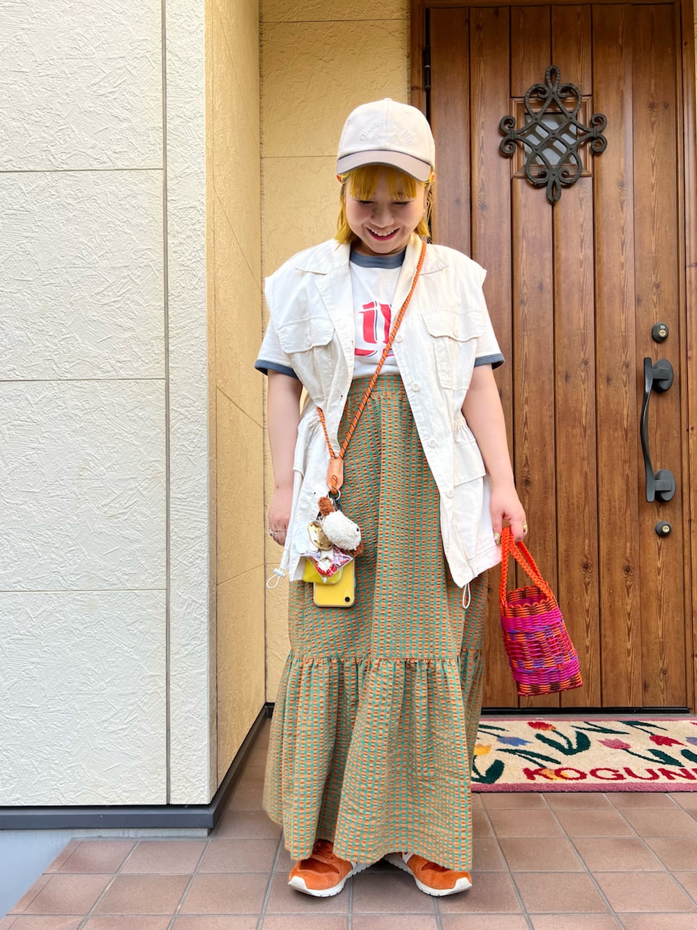「休日スタイル、夏服コーデ、カジュアルコーデ、大人カジュアル、低身長コーデ、キャップ、ベスト、Tシャツ、チェックスカート、スニーカーコーデ、New Balance、かごバッグ、ミニバッグ、スマホショルダー、BIRTHDAY BAR」｜「BIRTHDAY BARの【全機種対応】パラコード モバイルストラップ  スマホショルダー　本革（スマホグッズ、オレンジ系）」を使った、ちゃみまる🐶さん（レディース・146cm）の夏コーディネートの2枚目の写真