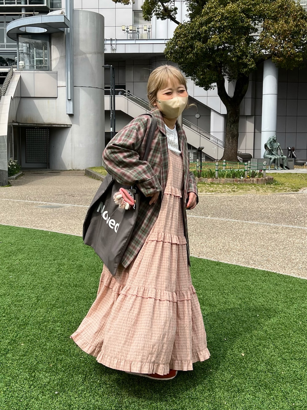 「春コーデ、春服、春カラー、カジュアルコーデ、大人カジュアル、低身長コーデ、グレー、トートバッグ、チェック、ジャケット、ワンピース、スニーカー、New Balance、BIRTHDAY BAR、いまどきジャケット写真」|「ActuallyのCOLORFUL スクエアロゴトート(トートバッグ、グレー系)」を使った、ちゃみまる🐶さん(レディース・146cm)の春コーディネートの4枚目の写真