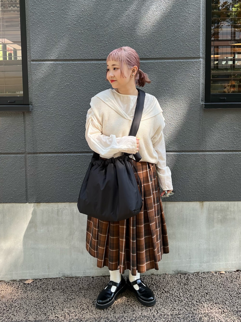 「秋コーデ、大人カジュアル、レイヤードスタイル、低身長コーデ、低身長女子、メガネ女子、丸メガネ、シアートップス、ニットベスト、セーラー襟、ブラウン、チェック、ストラップシューズ、ショルダーバッグ、BIRTHDAY BAR」｜「Actuallyの中綿2wayトート（ショルダーバッグ、ブラック系）」を使った、ちゃみまる🐶さん（レディース・146cm）の秋コーディネートの3枚目の写真