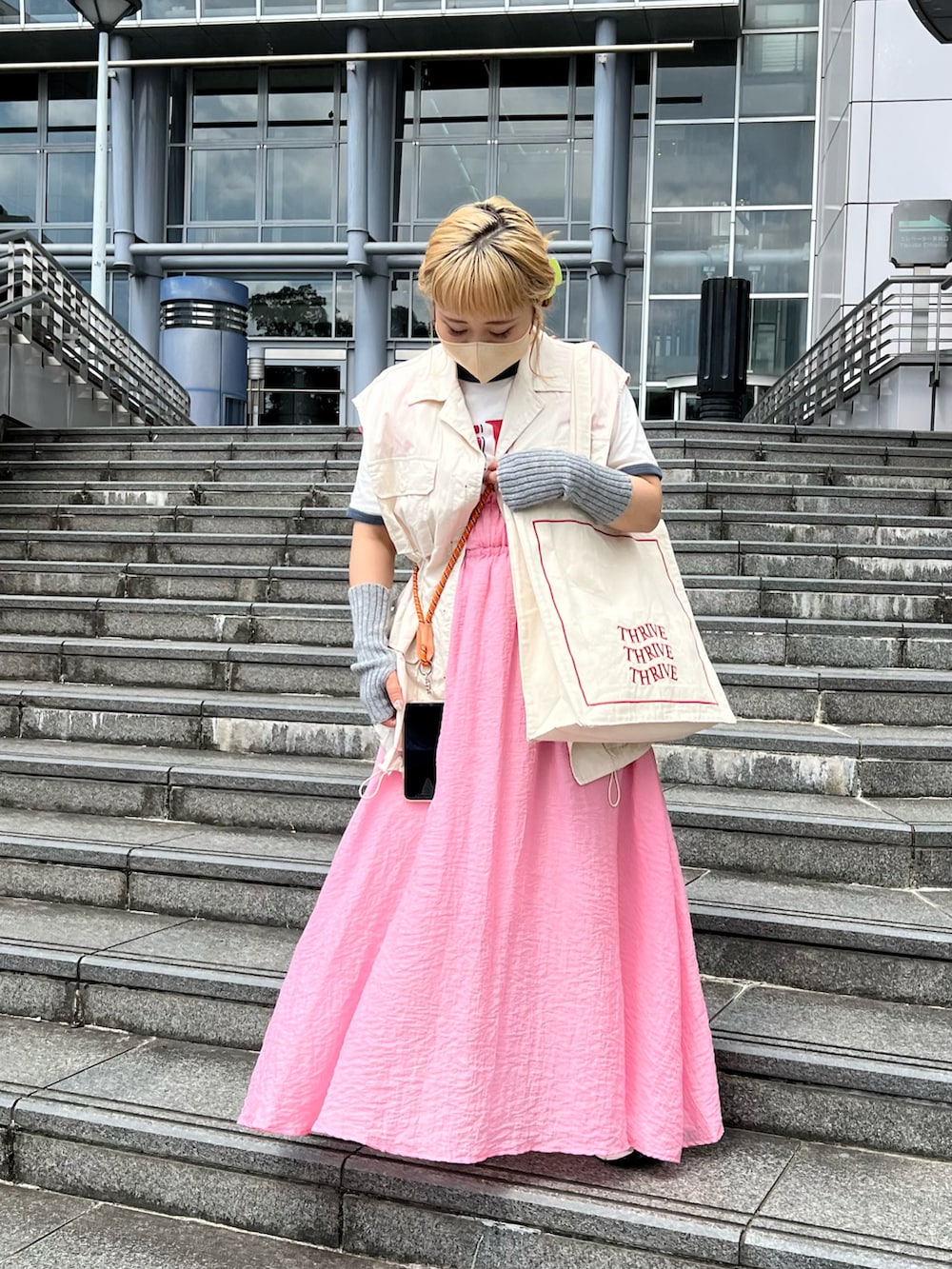 「着回しコーデ、秋コーデ、今日のコーデ、ootd、トートバッグ、スマホストラップ、ワンピース、ワンピーススタイル、シアーワンピース、ピンク、ベスト、アームウォーマー、BIRTHDAY BAR」｜「BIRTHDAY BARのTHRIVE ロゴトートバッグ（トートバッグ、ホワイト系）」を使った、ちゃみまる🐶さん（レディース・146cm）の秋コーディネートの2枚目の写真