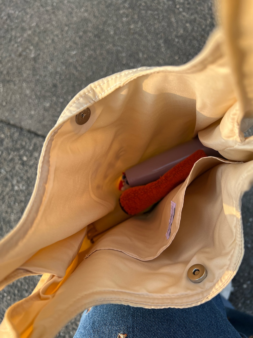 ホワイト系のトートバッグ、ホワイト系のTシャツ/カットソー、その他のその他を着用したレディースの秋コーディネートの3枚目の写真