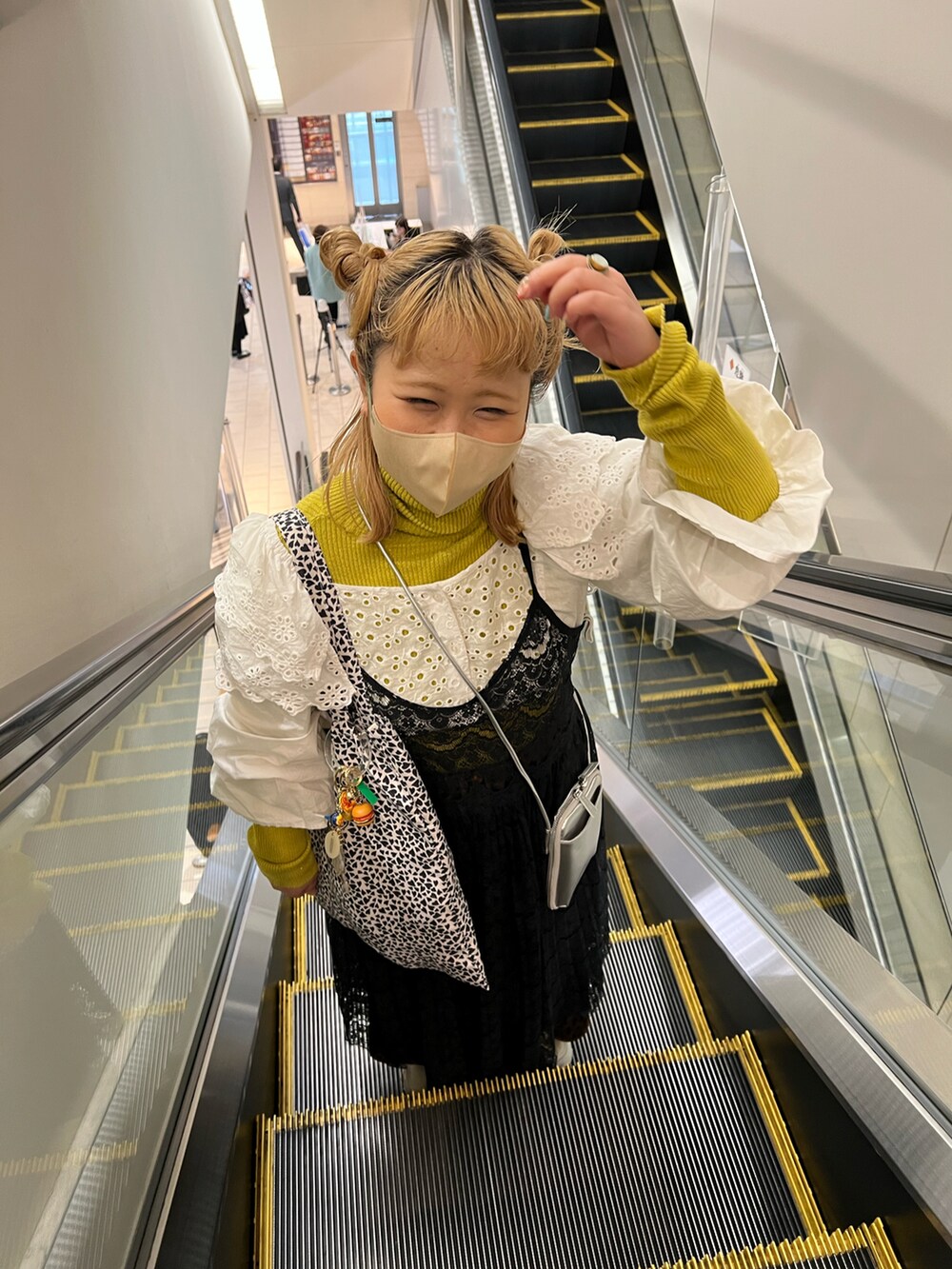 シルバー系のショルダーバッグ、ホワイト系のエコバッグ/サブバッグ、ホワイト系のカーディガン/ボレロを着用したレディースの冬コーディネートの2枚目の写真