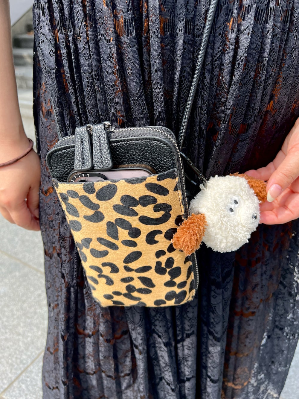 その他のショルダーバッグ、ホワイト系のヘッドフォン/イヤホン、その他のハンドケア/ハンドクリームを着用したレディースの秋コーディネートの2枚目の写真