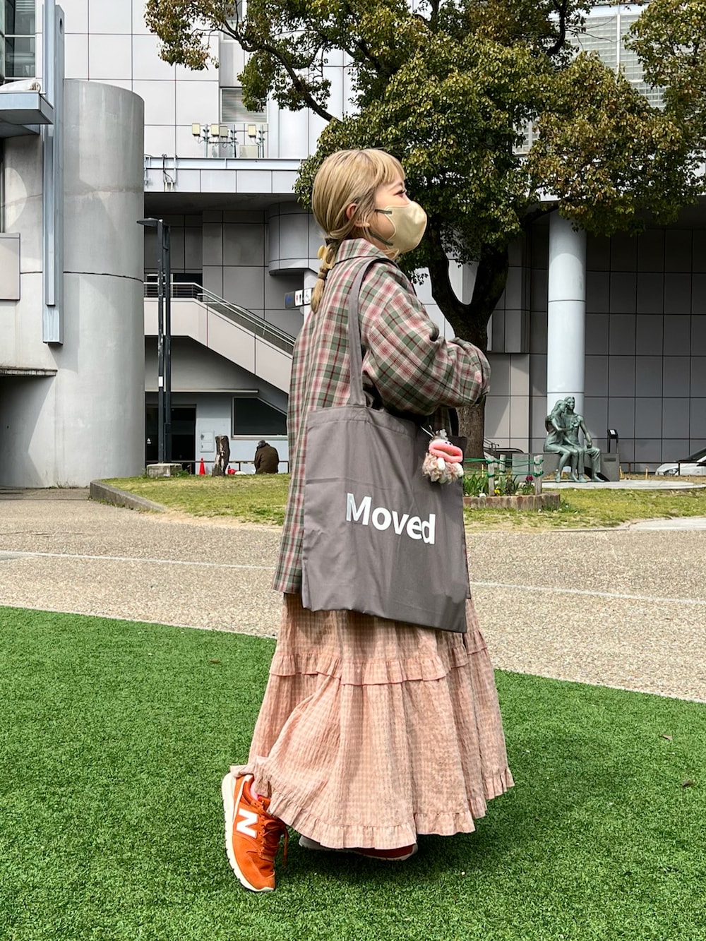 「春コーデ、春服、春カラー、カジュアルコーデ、大人カジュアル、低身長コーデ、グレー、トートバッグ、チェック、ジャケット、ワンピース、スニーカー、New Balance、BIRTHDAY BAR、いまどきジャケット写真」|「ActuallyのCOLORFUL スクエアロゴトート(トートバッグ、グレー系)」を使った、ちゃみまる🐶さん(レディース・146cm)の春コーディネートの2枚目の写真