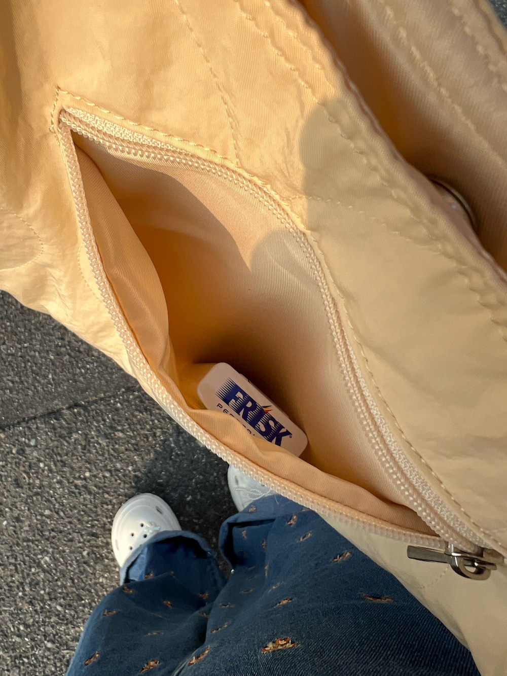 ホワイト系のトートバッグ、ホワイト系のTシャツ/カットソー、その他のその他を着用したレディースの秋コーディネートの2枚目の写真