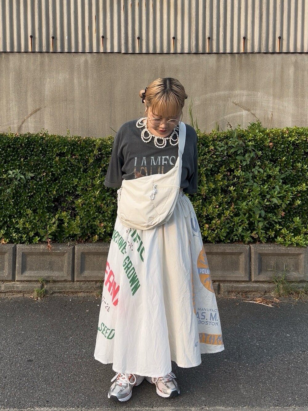 ホワイト系のショルダーバッグ、その他のその他を着用したレディースの秋コーディネートの2枚目の写真