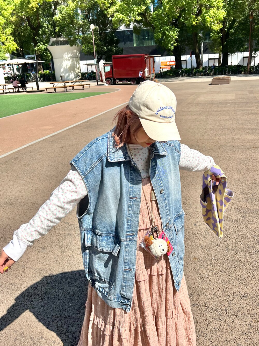 ピンク系のTシャツ/カットソー、ブルー系のジャケット/アウター、ピンク系のワンピースを着用したレディースの秋コーディネートの2枚目の写真