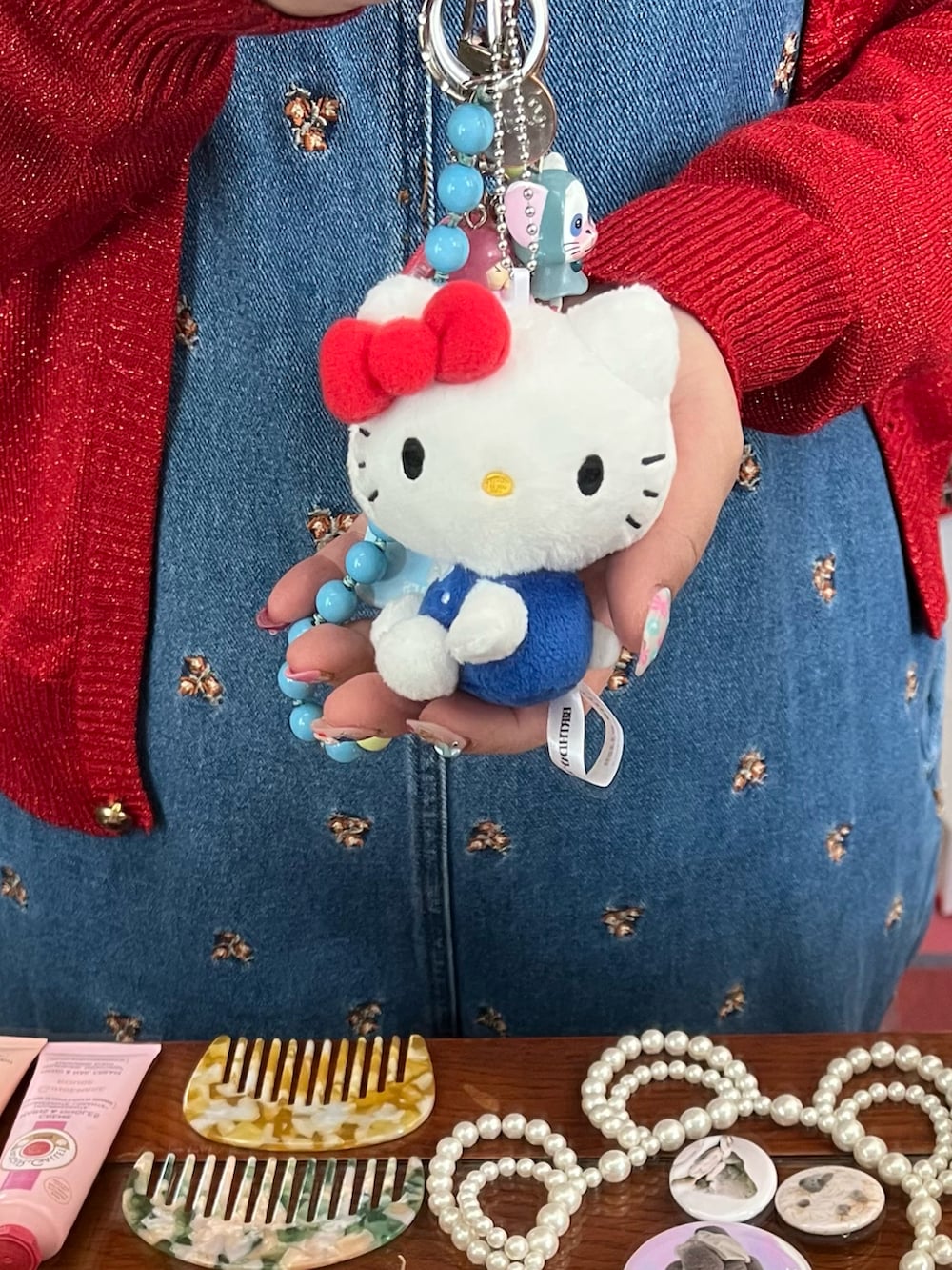 その他のチャーム、その他のポーチ、その他のその他を着用したレディースの冬コーディネートの4枚目の写真