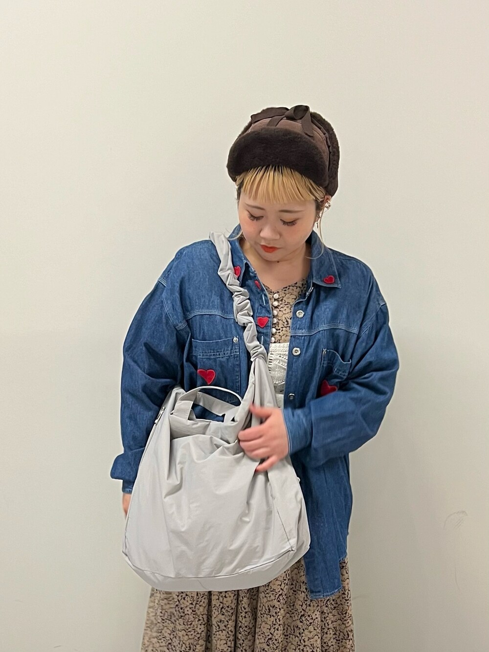 グレー系のトートバッグ、ブルー系のシャツ/ブラウス、ベージュ系のワンピースを着用したレディースの冬コーディネートの3枚目の写真