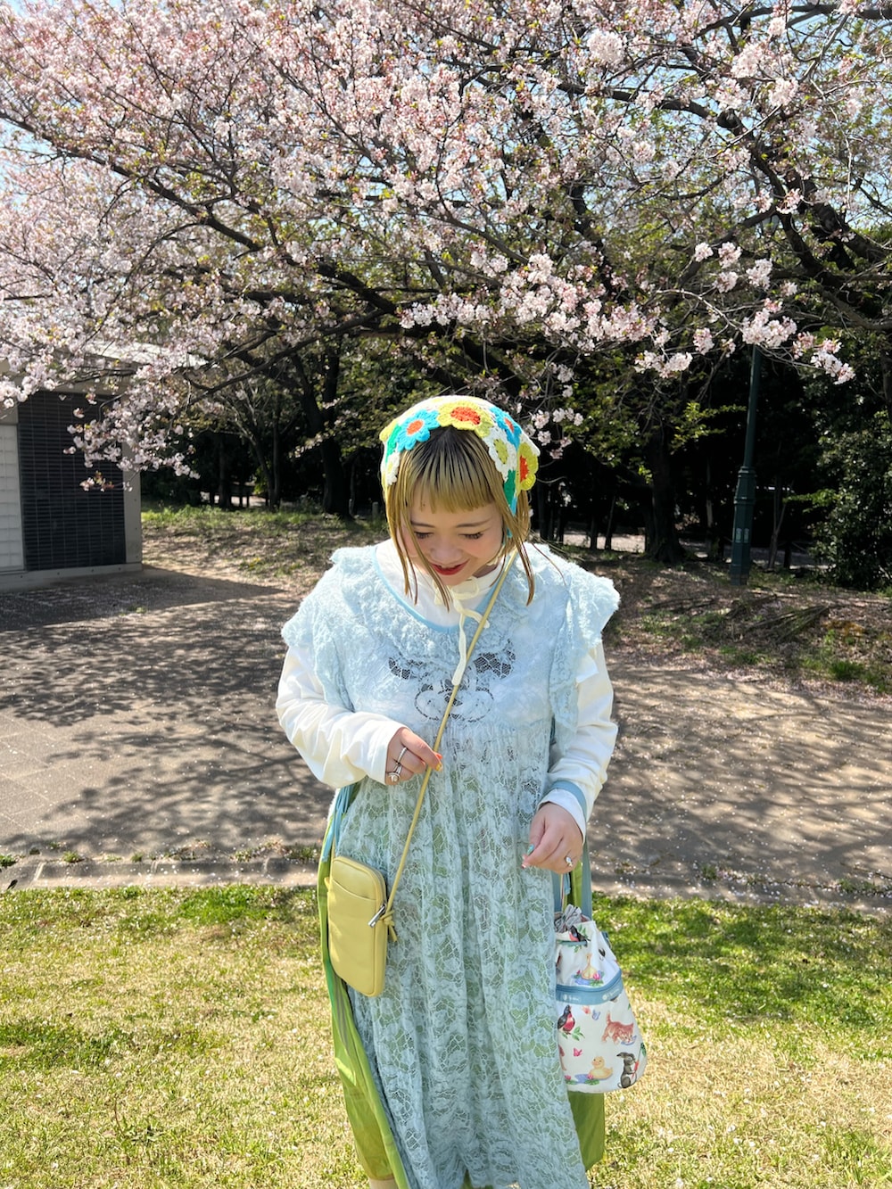 「お出かけコーデ、レイヤードスタイル、春色、春服、春服コーデ、イエベ春、カジュアルガーリー、ガーリーコーデ、バンダナ、クロシェ、チェックスカート、スニーカー、巾着バッグ、スマホショルダー、BIRTHDAY BAR」｜「Actuallyのフェイクレザー ソフトモバイルポーチ（ショルダーバッグ、イエロー系）」を使った、ちゃみまる🐶さん（レディース・146cm）の春コーディネートの2枚目の写真