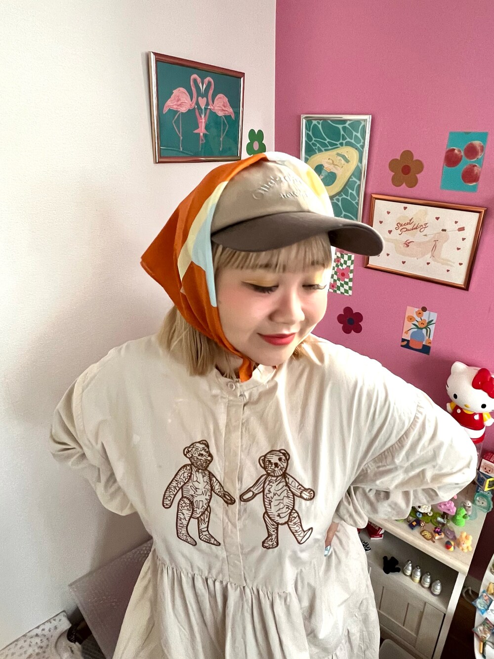 ホワイト系のTシャツ/カットソー、ブラック系のエコバッグ/サブバッグ、ブルー系のブランケットを着用したレディースの冬コーディネートの5枚目の写真