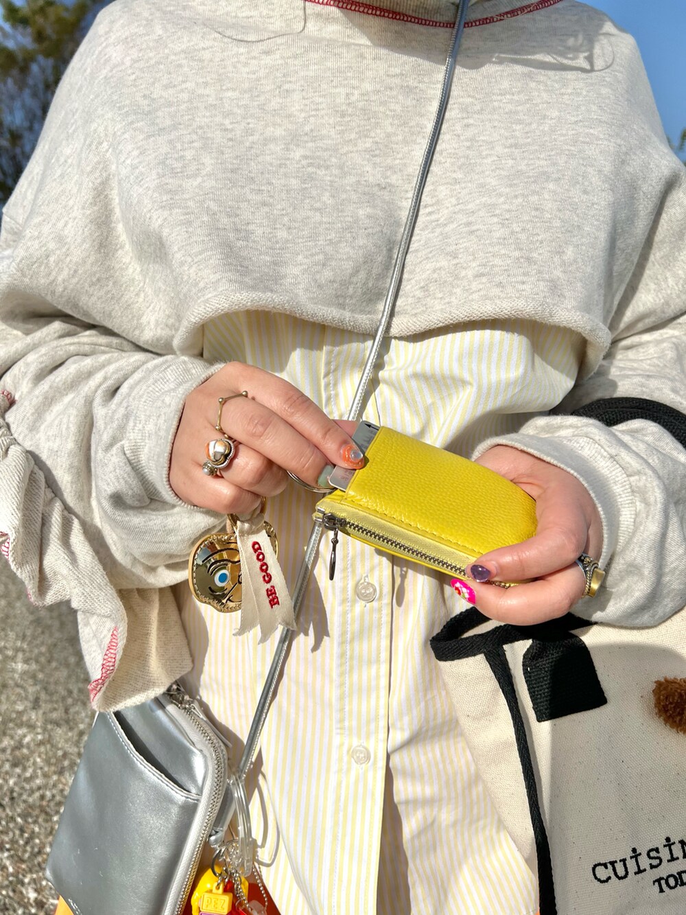 「トートバッグ、バッグ、カラフル、ポーチ、財布、靴下、パスケース、キーケース、Airpods」｜「インスタもやってます🐶💛のアイテム（その他、その他）」を使った、ちゃみまる🐶さん（レディース・146cm）の春コーディネートの2枚目の写真