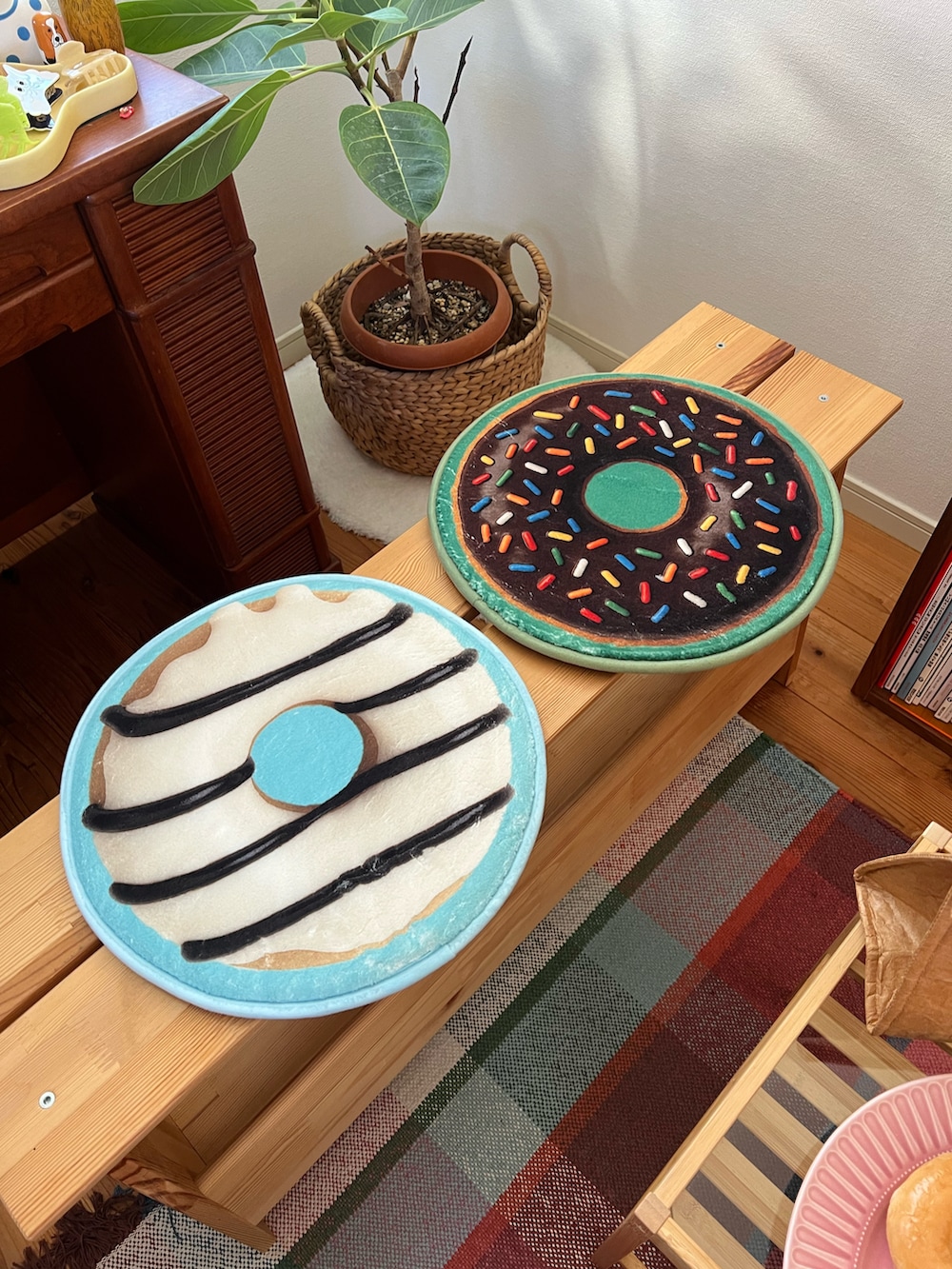 ホワイト系のクッション/クッションカバー、グリーン系のラグ/マット、その他のその他を着用したレディースの冬コーディネートの2枚目の写真