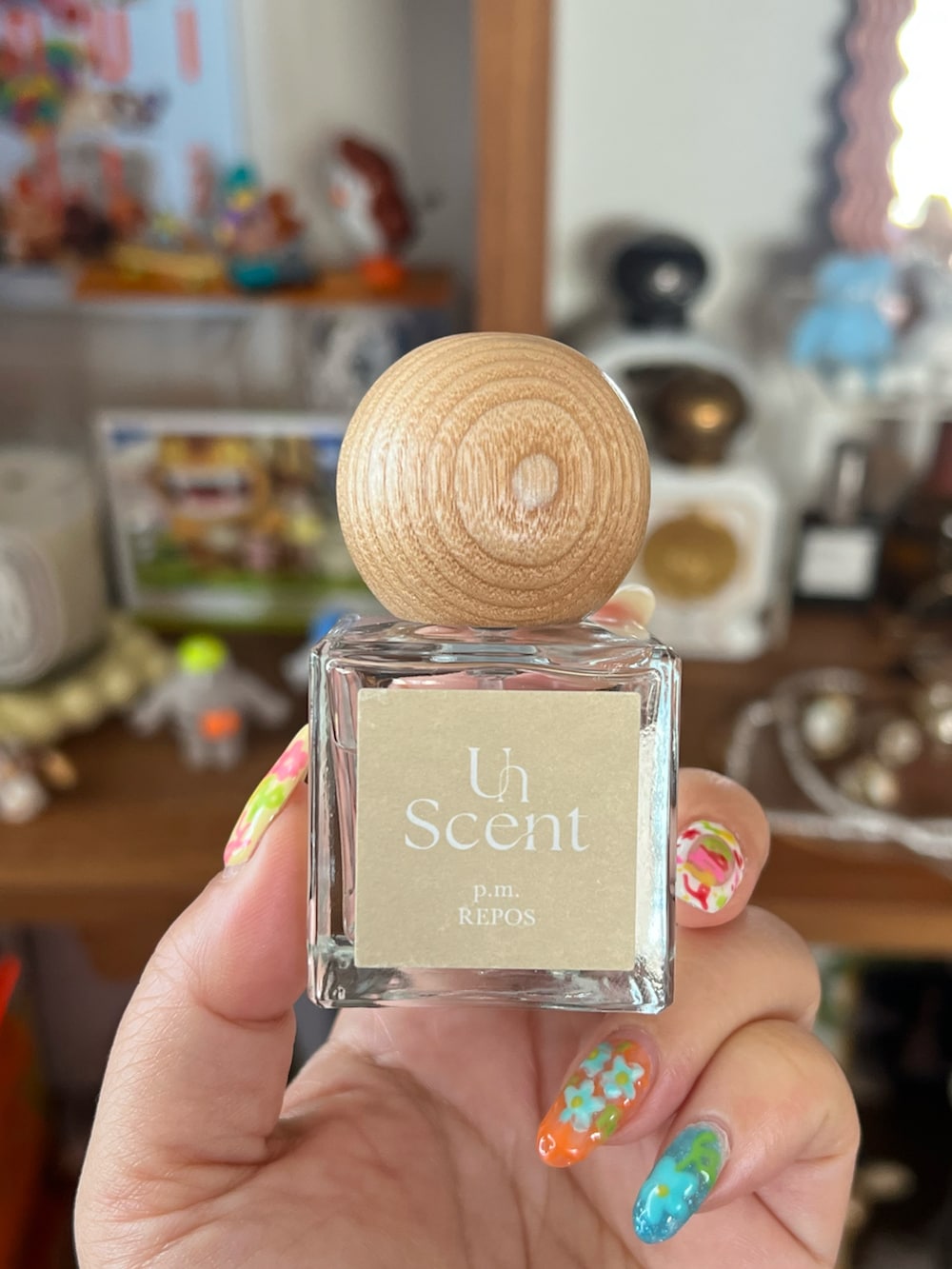 ホワイト系の香水、ベージュ系の香水、その他のその他を着用したレディースの秋コーディネートの3枚目の写真