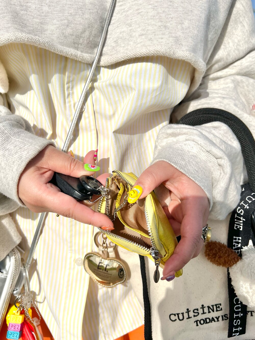 「トートバッグ、バッグ、カラフル、ポーチ、財布、靴下、パスケース、キーケース、Airpods」｜「インスタもやってます🐶💛のアイテム（その他、その他）」を使った、ちゃみまる🐶さん（レディース・146cm）の春コーディネートの3枚目の写真