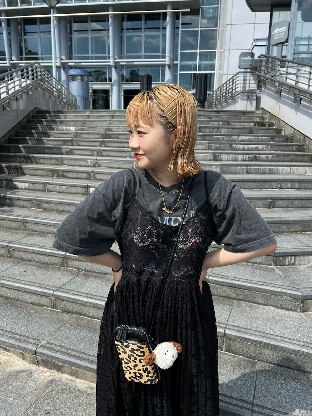 その他のショルダーバッグ、ブラック系のTシャツ/カットソー、ブラウン系のスカートを着用したレディースの秋コーディネートの2枚目の写真