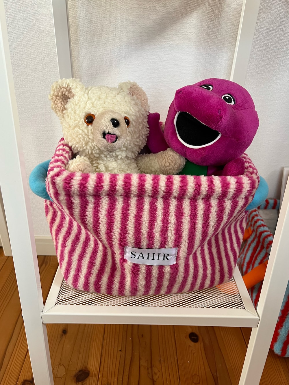 ピンク系の収納グッズ、ブルー系の収納グッズ、その他のその他を着用したレディースの春コーディネートの3枚目の写真