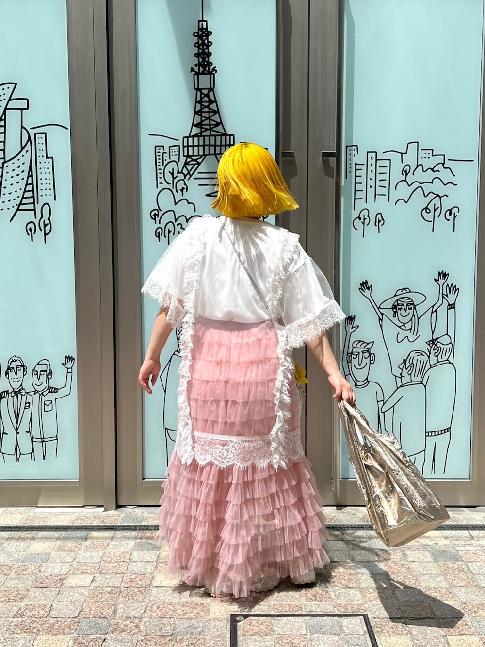 「春夏コーデ、今日のコーデ、カジュアル、カジュアルコーデ、大人カジュアル、レイヤードスタイル、低身長女子、低身長コーデ、レースワンピース、チュールスカート、ハイトーンカラー、スマホショルダー、メタリック、エコバッグ、BIRTHDAY BAR」｜「Actuallyのフェイクレザー モバイルポーチ / スマホショルダー（ショルダーバッグ、シルバー系）」を使った、ちゃみまる🐶さん（レディース・146cm）の春コーディネートの3枚目の写真