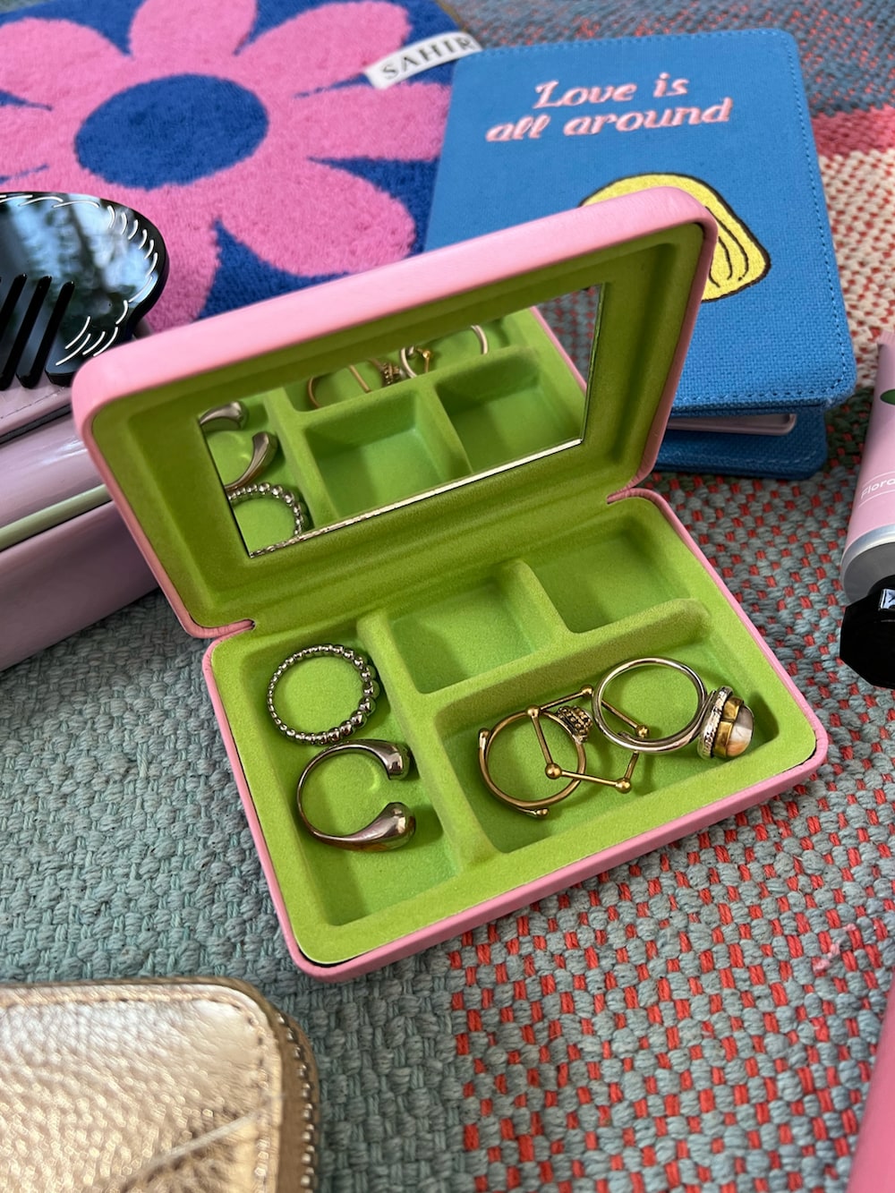 ベージュ系の財布、ゴールド系の財布、ピンク系のその他小物を着用したレディースの秋コーディネートの4枚目の写真