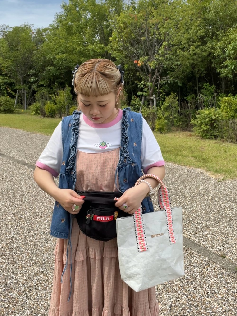 ホワイト系のトートバッグ、その他のその他を着用したレディースの夏コーディネートの2枚目の写真