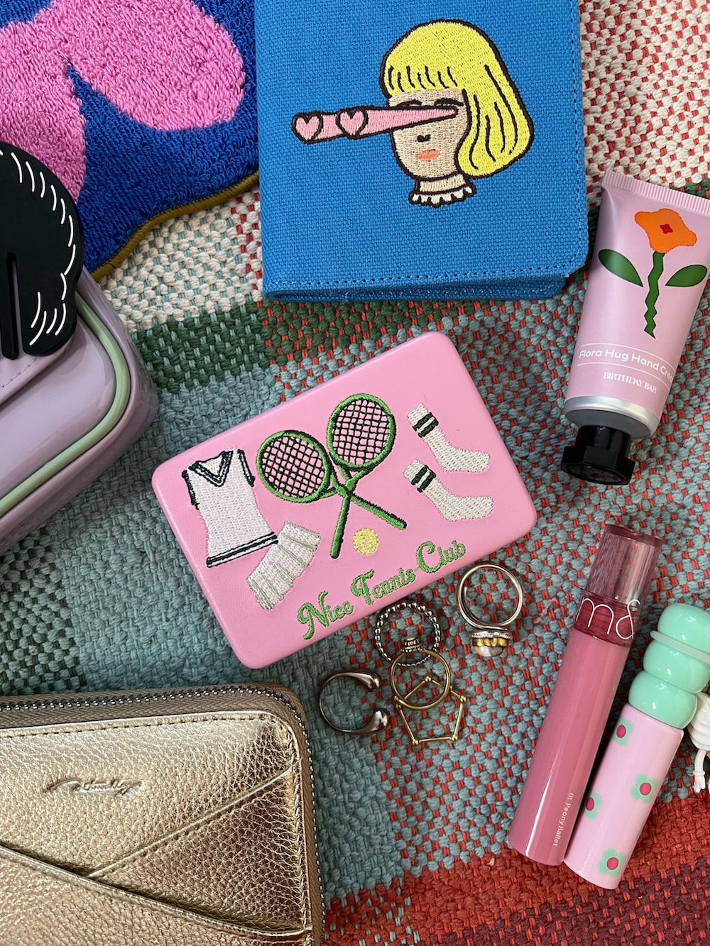 ベージュ系の財布、ゴールド系の財布、ピンク系のその他小物を着用したレディースの秋コーディネートの3枚目の写真