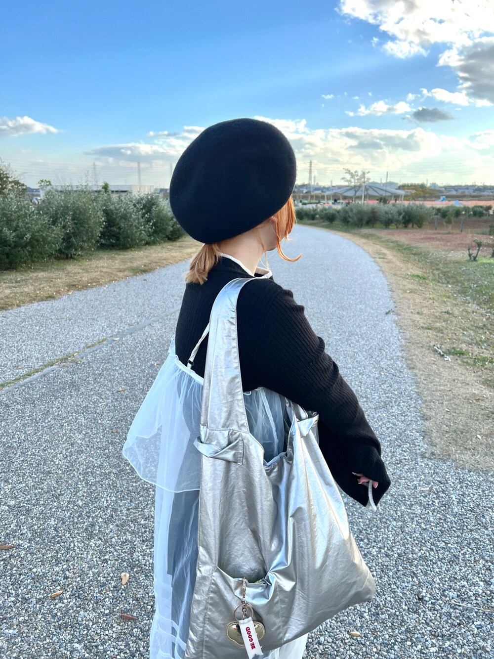 「休日スタイル、カジュアルコーデ、大人カジュアル、レイヤードスタイル、低身長、低身長コーデ、ベレー帽、ニット、モノトーン、ワンピース、シアーワンピース、トートバッグ、ゴールド、BIRTHDAY BAR」｜「Actuallyの2WAY フェイクレザー ワンショルダートート（トートバッグ、ゴールド系）」を使った、ちゃみまる🐶さん（レディース・146cm）の冬コーディネートの2枚目の写真