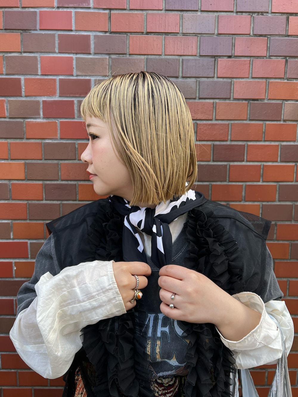 「古着MIX、個性派、レイヤードスタイル、低身長コーデ、シアートップス、Tシャツ、フリル、スカート、スカーフ、エコバッグ、シルバー、BIRTHDAY BAR」｜「BIRTHDAY BARのとっさにスカーフ（バンダナ/スカーフ、ホワイト系）」を使った、ちゃみまる🐶さん（レディース・146cm）の春コーディネートの3枚目の写真